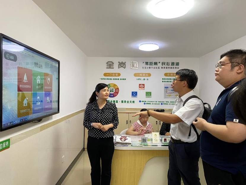 图片包含 天花板, 室内, 人, 站描述已自动生成