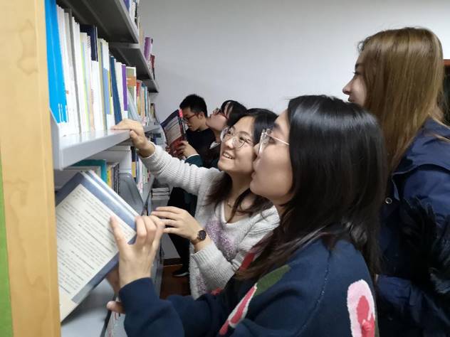 图片包含 人员, 墙壁, 妇女, 站立描述已自动生成