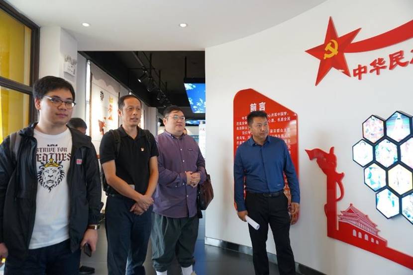 图片包含 人, 室内, 站, 天花板描述已自动生成