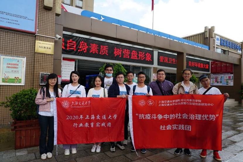 图片包含 建筑, 户外, 文字, 男人描述已自动生成