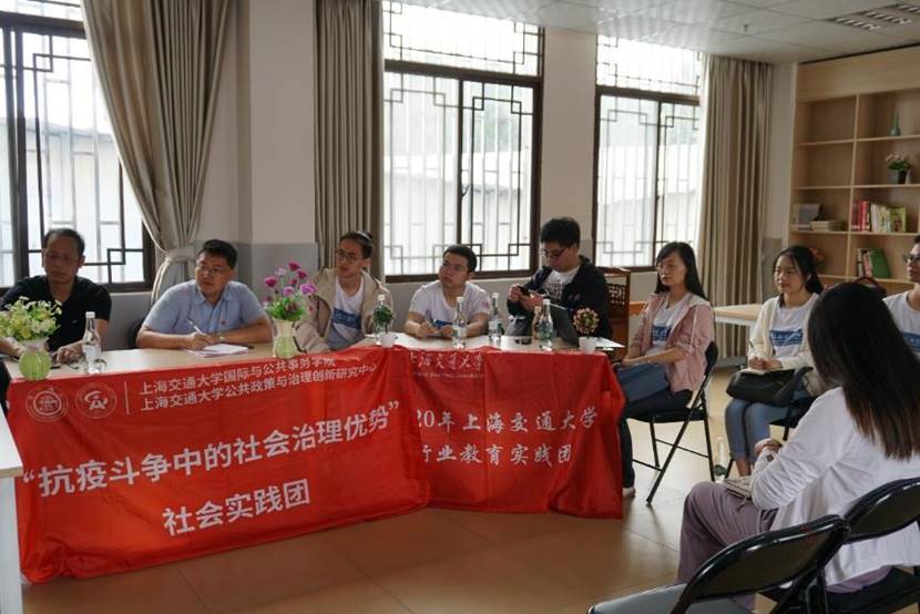 图片包含 室内, 窗户, 桌子, 房间描述已自动生成