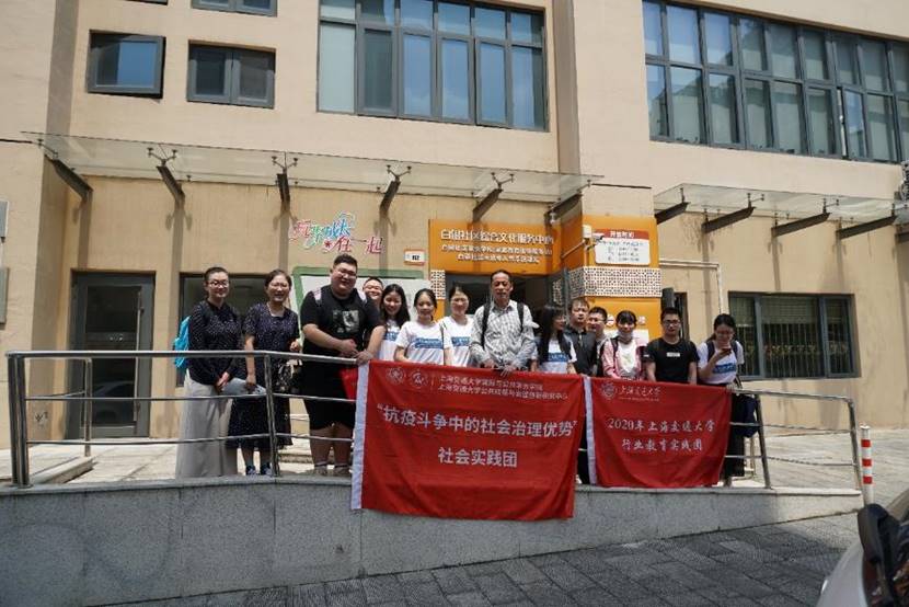 图片包含 建筑, 户外, 男人, 前描述已自动生成