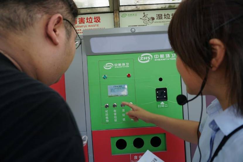 图片包含 人, 室内, 男人, 看着描述已自动生成